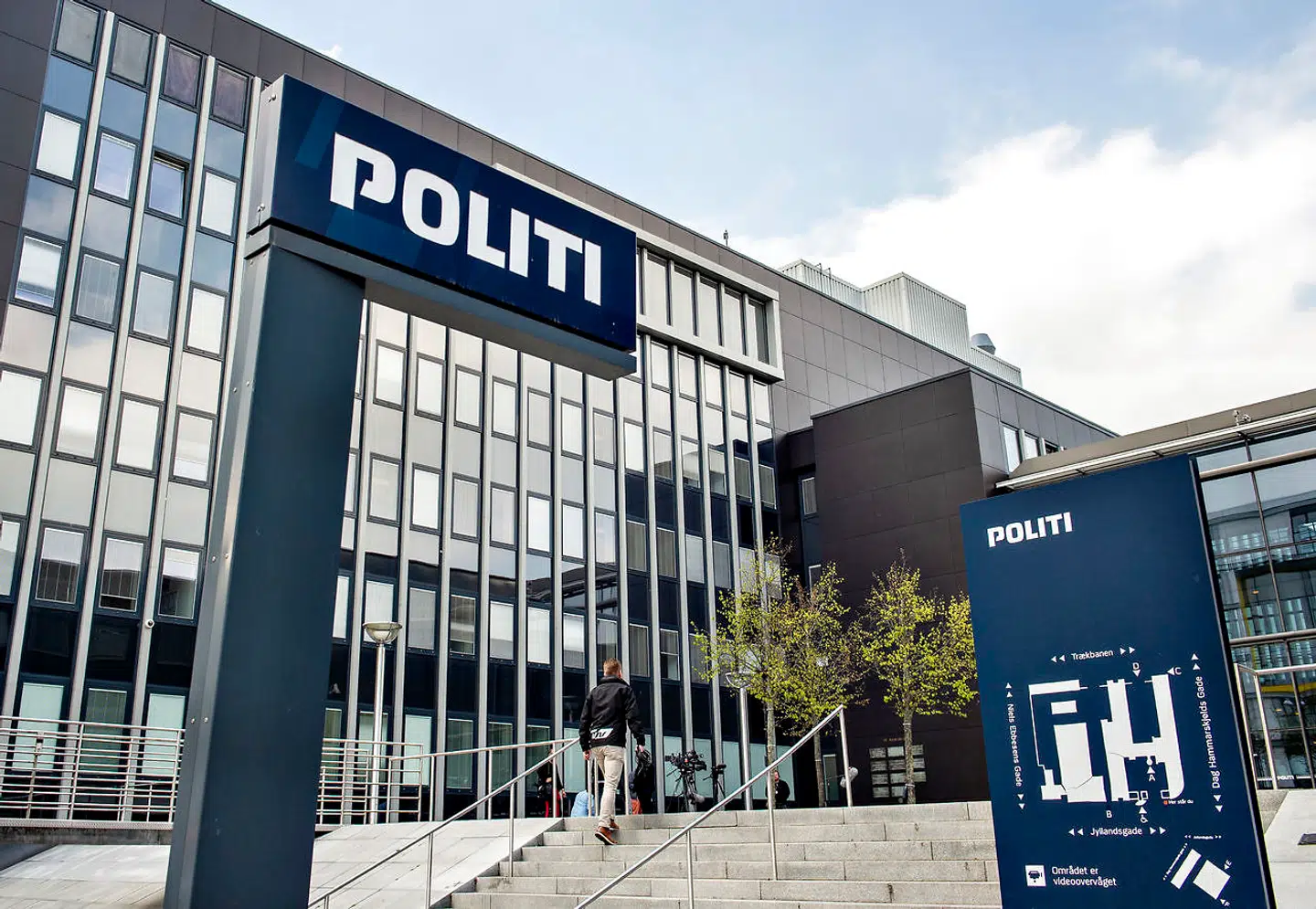 Næsten lige foran politistationen i Aalborg blev en 52-årig mand udsat for gaderøveri søndag morgen.