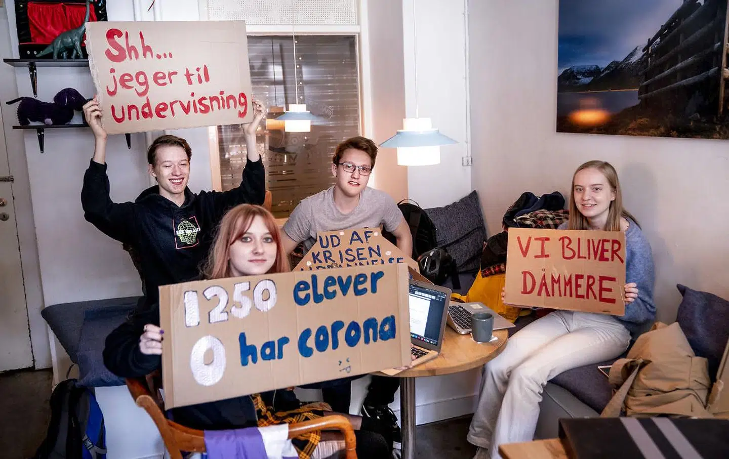 Elever fra Gefion Gymnasium modtager onlineundervisning på Riccos Café i København 26. april 2021. Gymnasieeleverne er trætte af, at gymnasier skal udsættes for lokale nedlukninger, når kun en lille del af eleverne bor i det berørte sogn. (Foto: Liselotte Sabroe/Ritzau Scanpix)