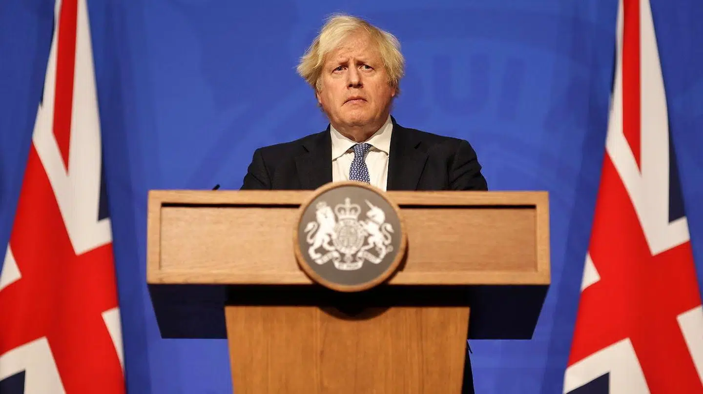 Den britiske premierminister, Boris Johnson, er kommet i politisk stormvejr, efter det er kommet frem, at hans medarbejderstab afholdt julefrokost, mens landet var lukket ned.