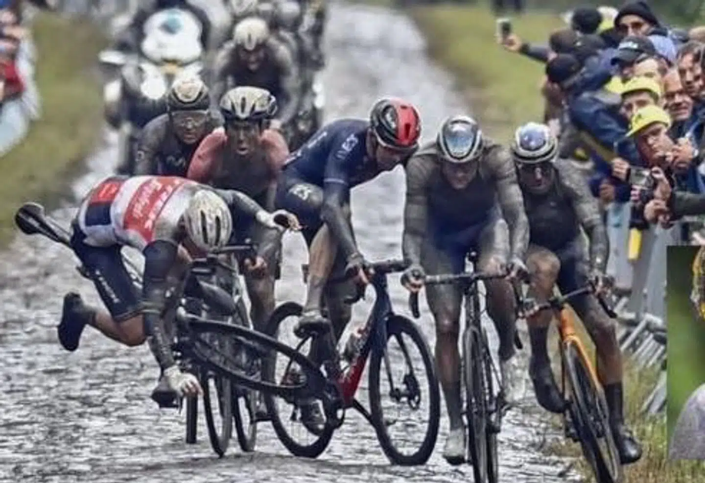 Mads Pedersen (tv.) styrtede med lidt mere end 90 kilometer til mål.