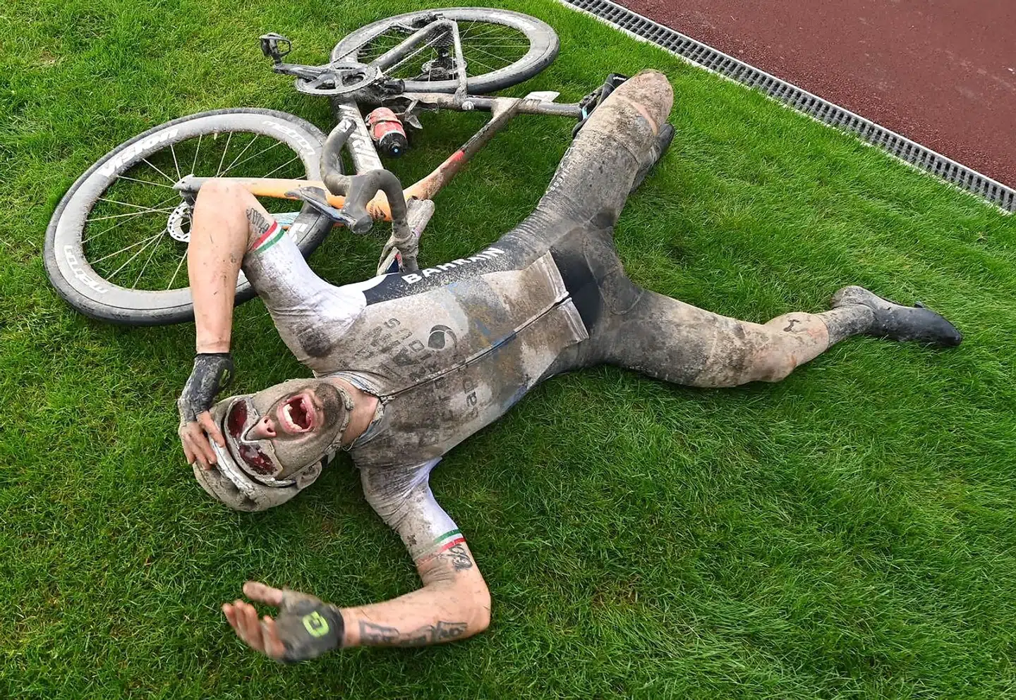 Sonny Colbrelli var fuldstændig overvældet, efter han var kørt i mål som den første.