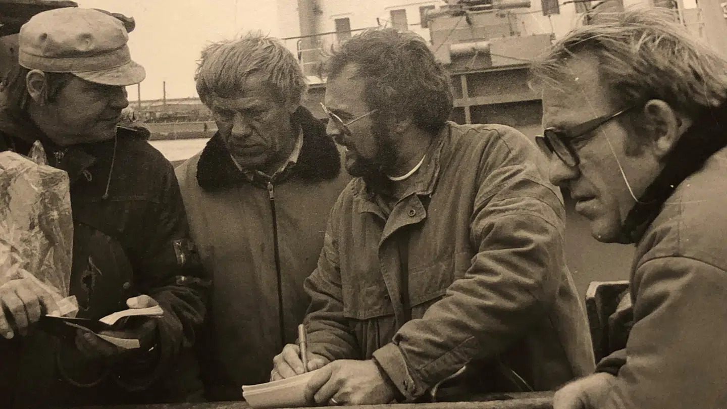 Her ses Kurt Leth som ung journalist på TV Syd til et interview på havnen i Esbjerg.