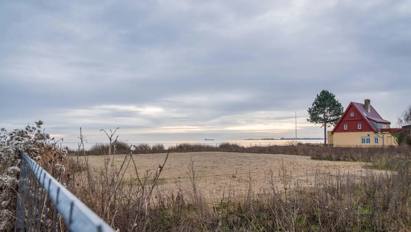 De i alt 3263 m² store grunde har panoramaudsigt over Aarhusbugten. Men der er ingen, der nyder kigget til vandet, for grundene står stadig tomme.