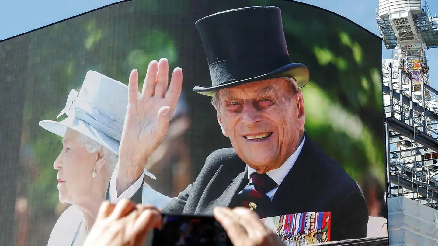 Mindetavle på Piccadilly Circus i London for prins Philip, der på billedet sidder med sin hustru dronning Elizabeth. Prins Philip gik bort, 99 år gammel, d. 17. april 2021.