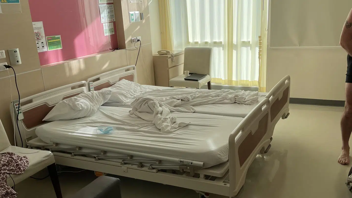 Her er stuen, som Joy og Nicolaj blev isoleret på på hospitalet.