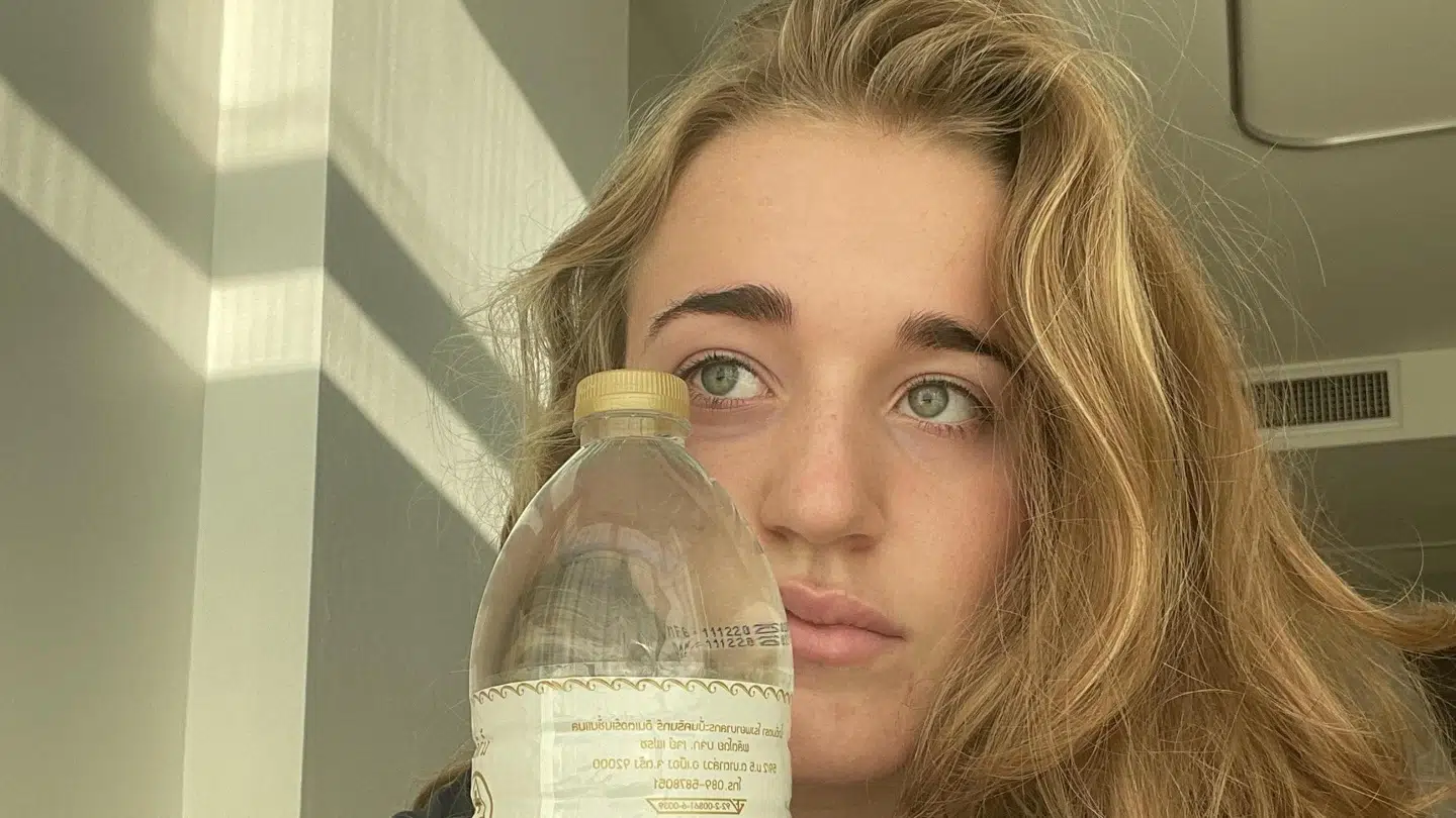 Emili er blevet isoleret på enestue på hospitalet, efter hun testede positiv for corona.