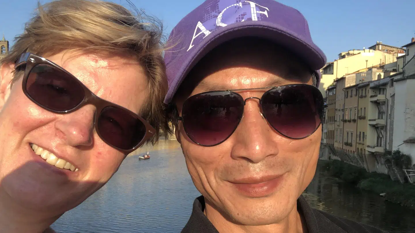 Ulla Astman ses her sammen med manden Ole på en dejlig sommerdag.