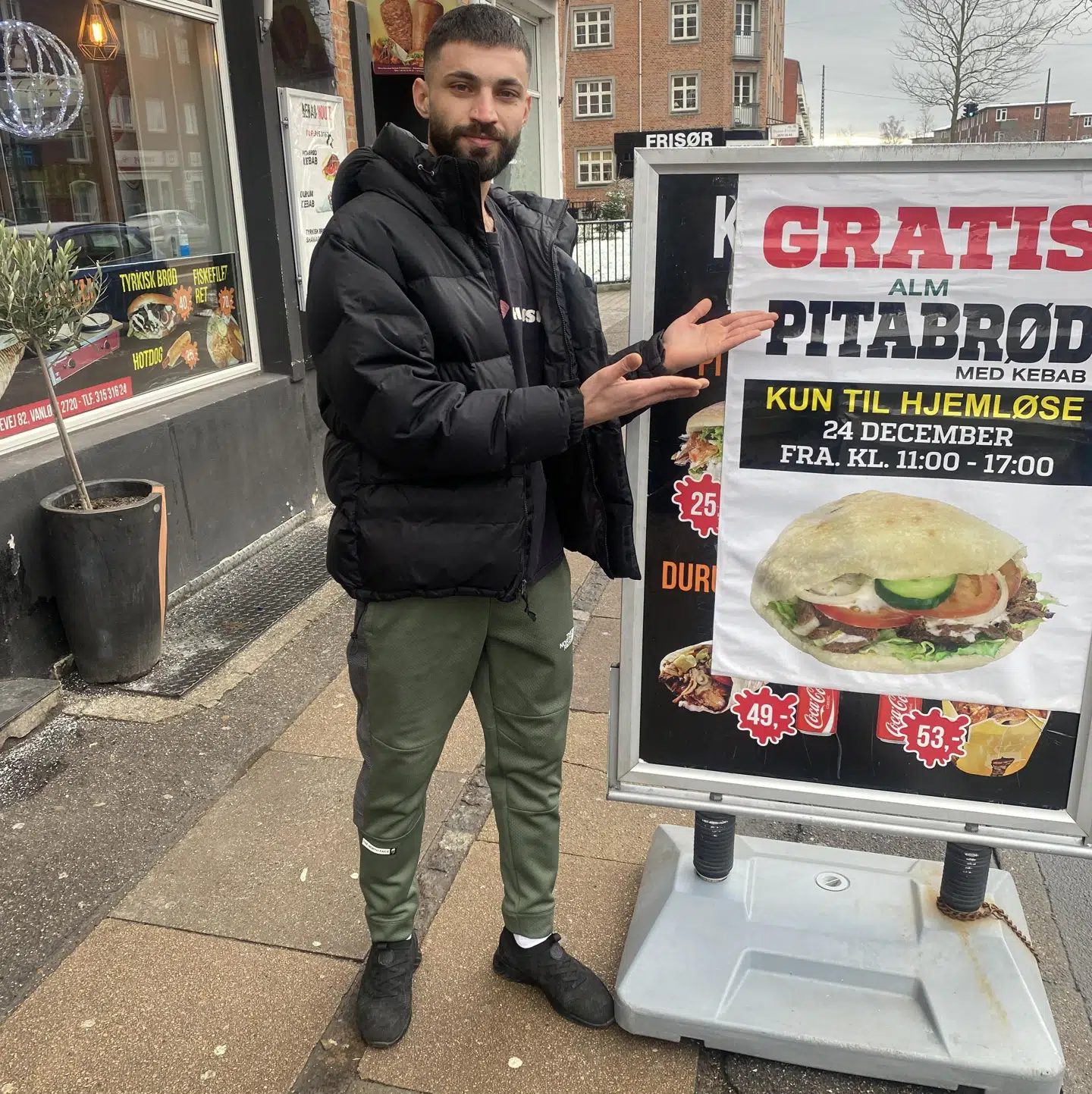 Mohammad foran sin forretning i Vanløse.