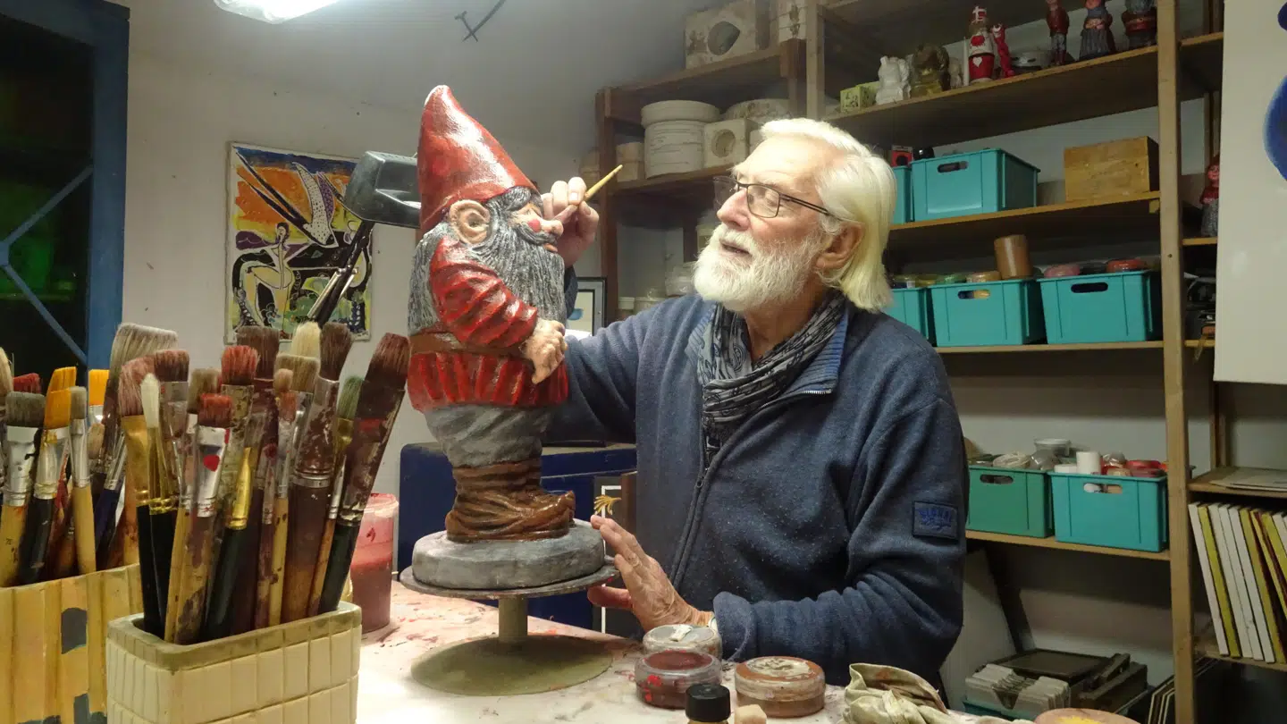 I sit helt eget nisseværksted kreerer Finn Hytte Nielsen nissefigurer.