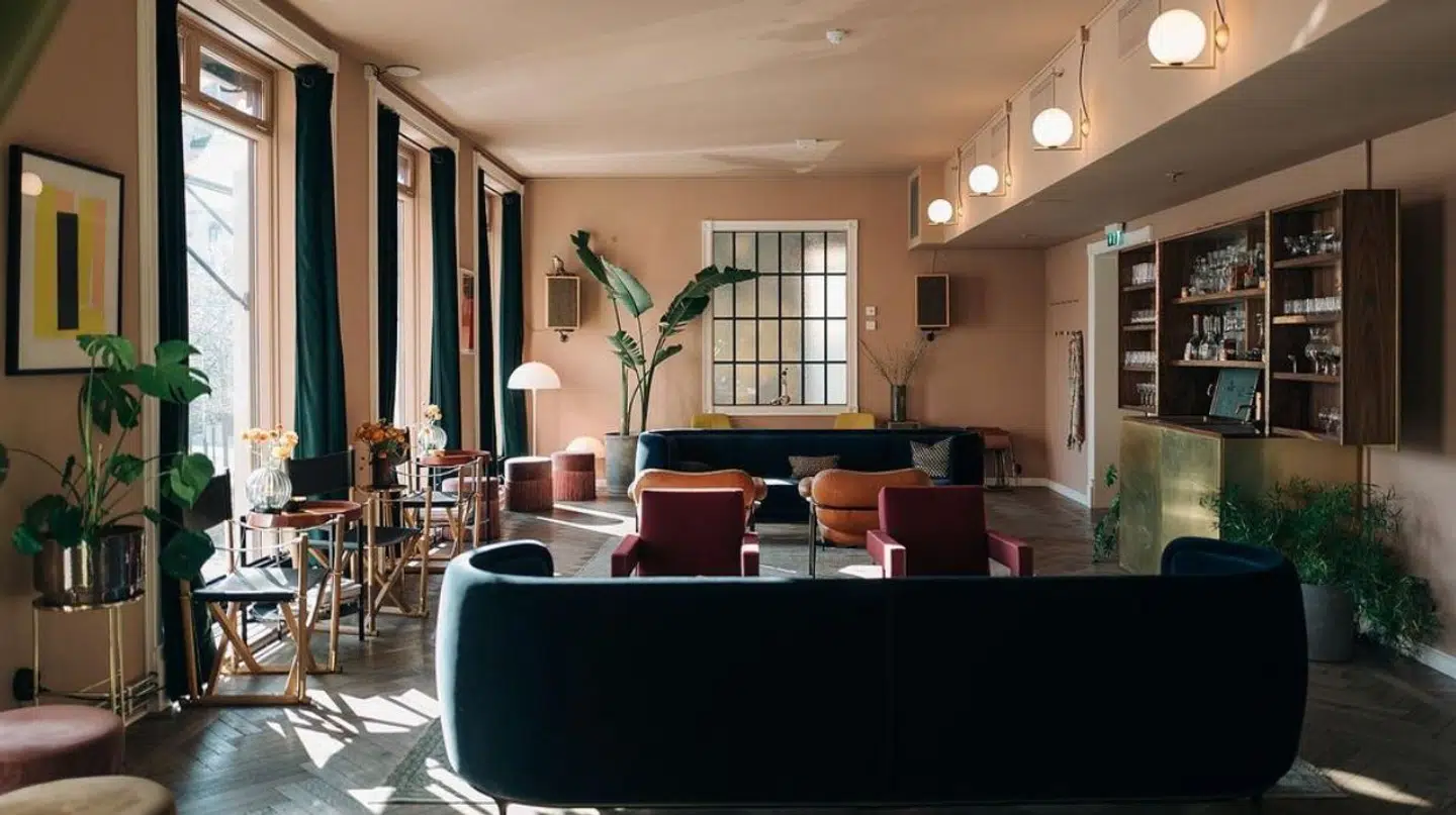 Baren Andre Til Høyre, som er en af de foreløbig 12 steder, som Karen Busck har indrettet og ejer med sit firma We Come in Peace.