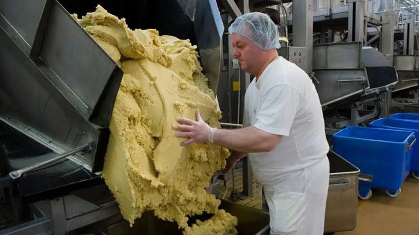 Alle medarbejderne i produktionen på Odense Marcipan kan smage på den marcipan, de laver. De skal holde øje med, om strukturen og smagen er rigtig. Foto: Odense Marcipan