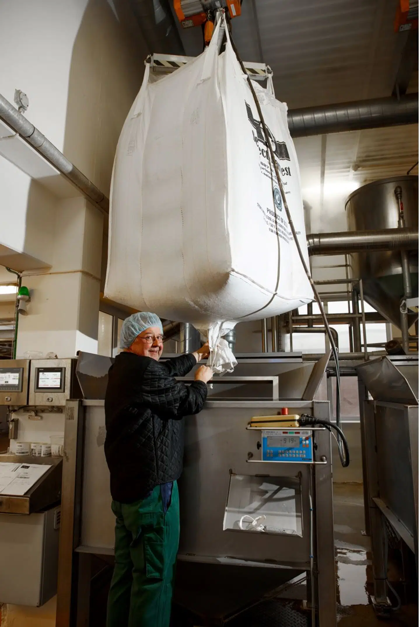 Alle de faste medarbejdere i produktionen på Odense Marcipan lærer at smage på marcipanen, så de kan være med til at sikre, at hver eneste færdiglavede parti lever op til kvalitetskravene. Foto: Odense Marcipan