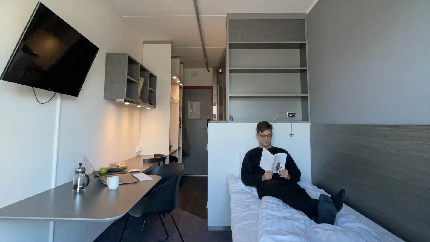 Nicklas Pape er lige nu i isolation på Cabinn. Han får tiden til at gå med arbejde, fjernsyn og bøger.