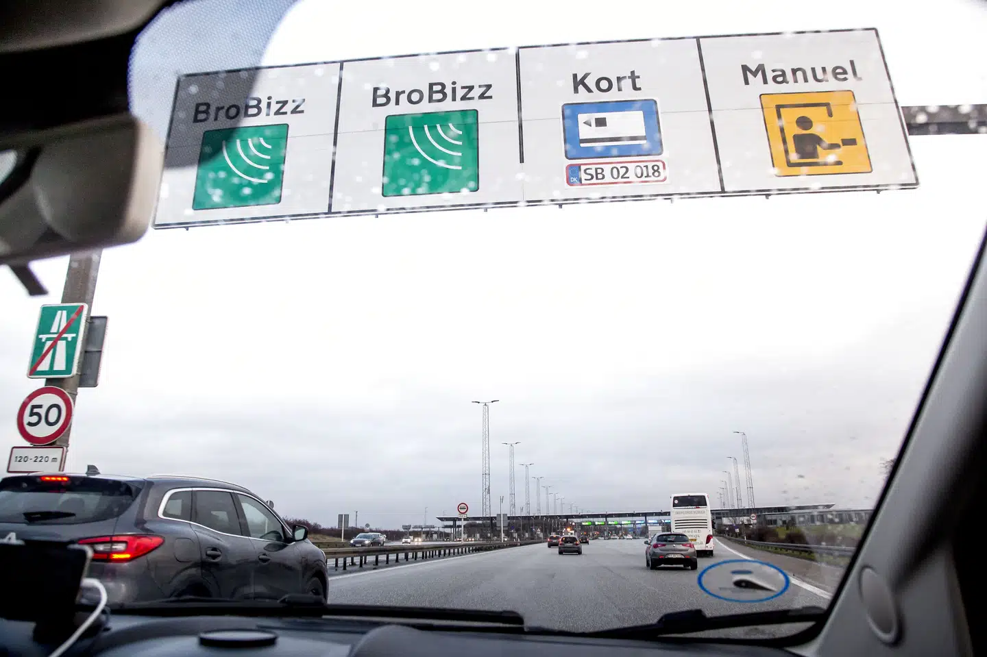 Sne skaber kø ved betalingsanlægget ved Storebæltsbroen.(Arkivfoto). Mads Claus Rasmussen/Ritzau Scanpix