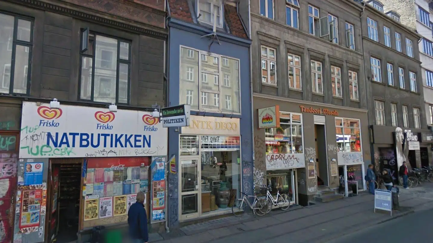 Nørrebrogade 33 er registreret med en middel SAVE-værdi på 4. Bygningen er opført i 1877, som en toetagers bygning med saddeltag med kvist, som en lille jævn og ydmyg bygning på kun 2 fag. Foto: Google Street View/2009