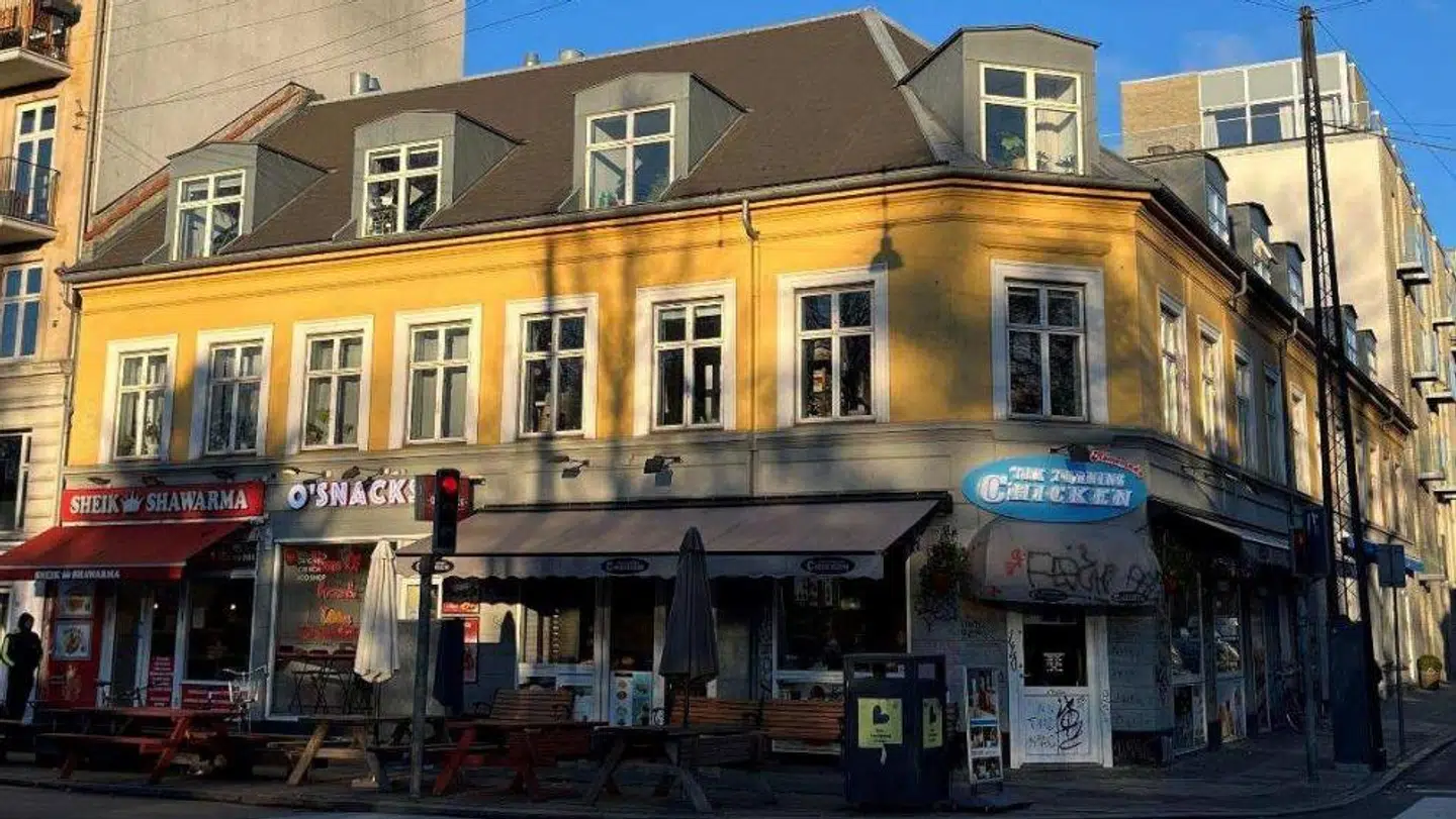 Hjørneejendommen på Nørrebrogade 98 er opført i 1868 som led i den første bebyggelse med etageejendomme af Nørrebro, og kort efter fik huset en pendant på modstående hjørne i 1873. Forvaltningen vurderer, at bygningen i dag fremstår med høj, kulturhistorisk bevaringsværdi. Foto: Teknik- og Miljøforvaltningen