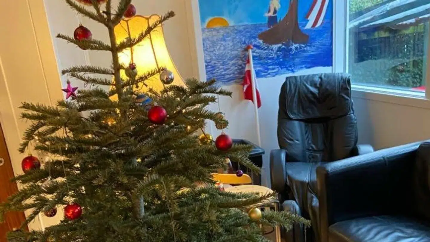 Nu bliver der alligevel fyldt op under juletræet. Foto: Privat