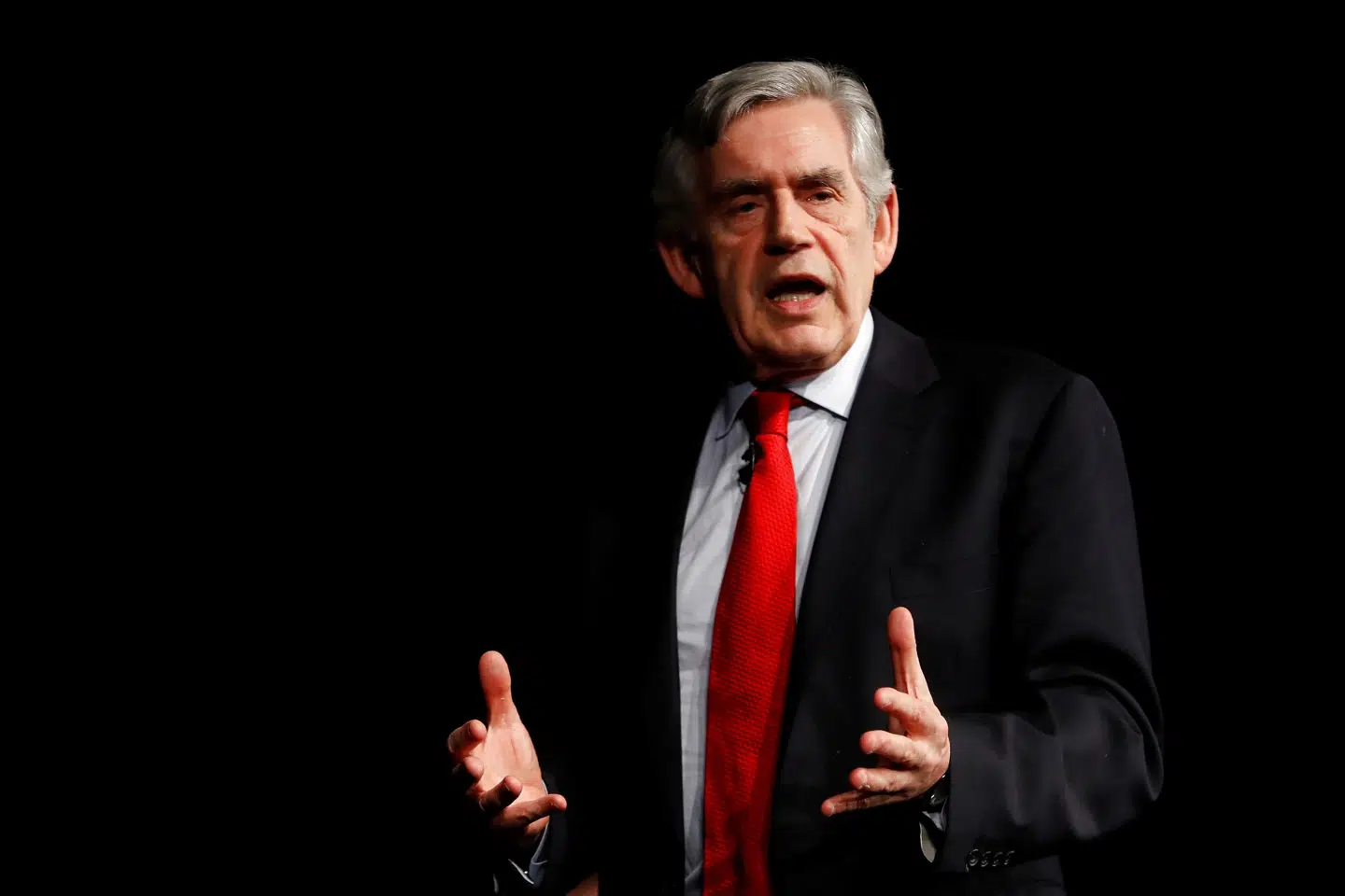 Den tidligere britiske premierminister Gordon Brown siger, at folk er begyndt at indse, at coronavirus vil komme tilbage og hjemsøge hvert eneste land, hvis der ikke gøres bestræbelser på at få vaccineret hele verden næste år. Russell Cheyne/Reuters