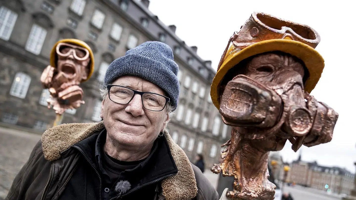 Kunstneren Jens Galschiøt opsatte en otte meter høj Skamstøtte foran Folketinget på Christiansborg Slotsplads i København, torsdag 23. januar 2020. Skamstøtten med forvredne kroppe rejses i solidaritet med demonstranterne i Hongkong, som kæmper for at bevare deres frihedsrettigheder. (Foto: Liselotte Sabroe/Ritzau Scanpix)