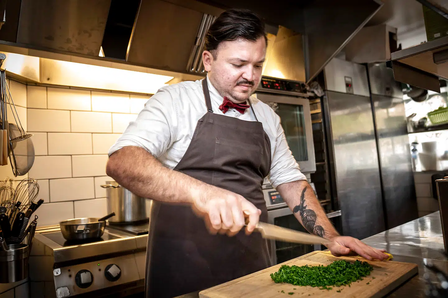 I dag har Umut Sakarya sat sig selv fast på vagtskemaet. En dag i restauranten og en dag i køkkenet på begge sine restauranter. Så går han ikke og laver 'mærkelige ting'. Foto: Mads Claus Rasmussen/Ritzau Scanpix.