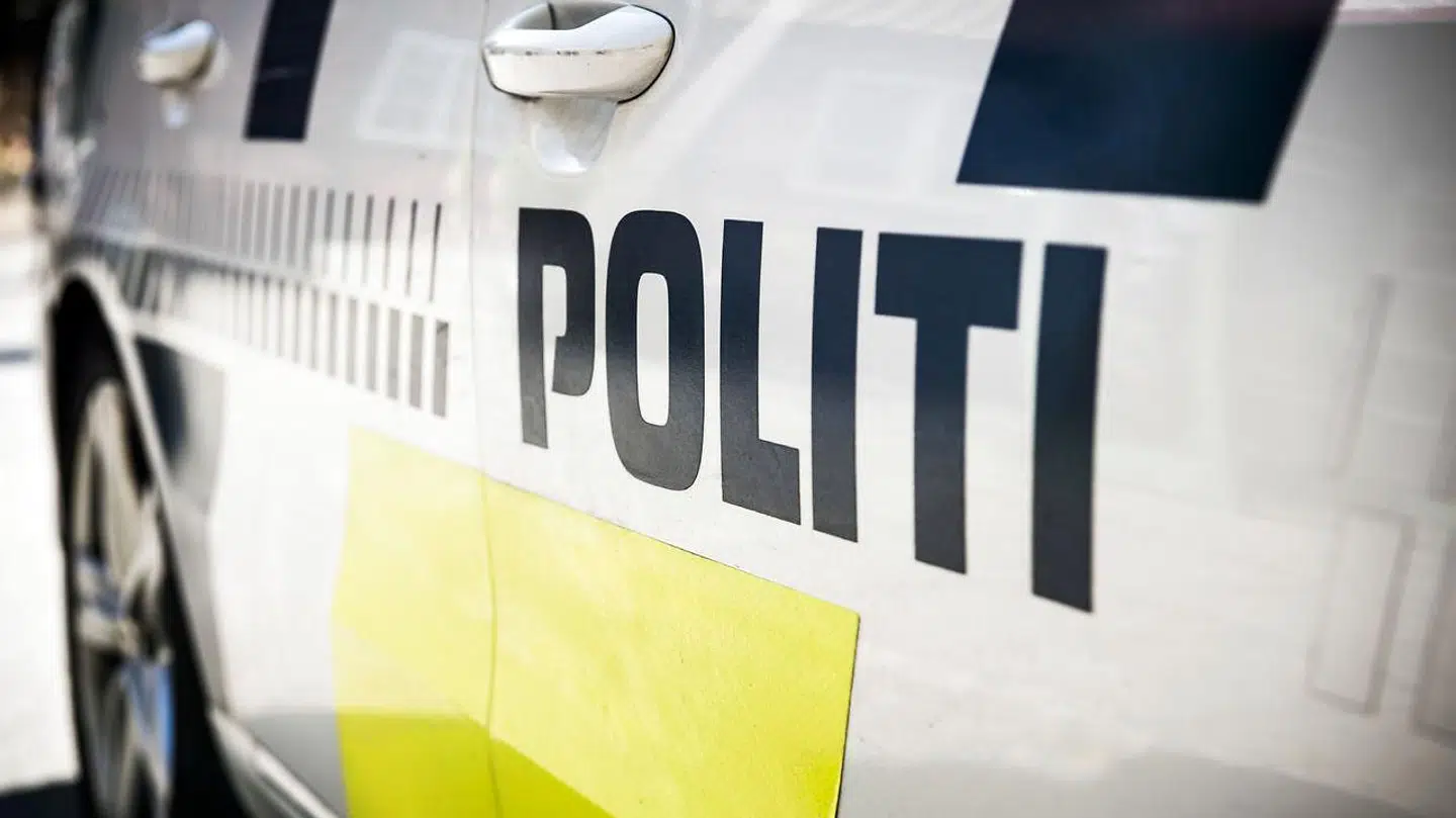 Nordjyllands Politi stoppede tirsdag eftermiddag en bilist med seks poser narkotika under bilen.