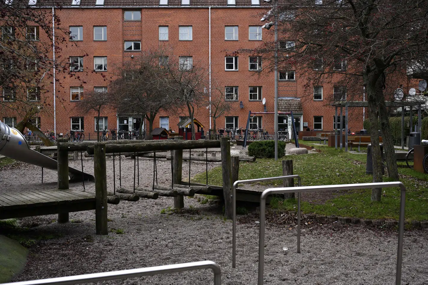 En gruppe beboere i Mjølnerparken mener, at hele lovgivningen, der ligger til grund for salget af en del af boligområdet, er ugyldig. De mener, at salget bør afvente afklaringen af et søgsmål. Philip Davali/Ritzau Scanpix