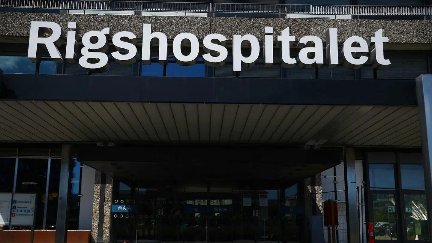 På Rigshospitalets Hjertecenter fik sundhedspersonalet fredag at vide, de skal møde op, selv hvis de er nærkontakter til smittede med omikron, selvom Sundhedsstyrelsens anbefalinger lød anderledes.