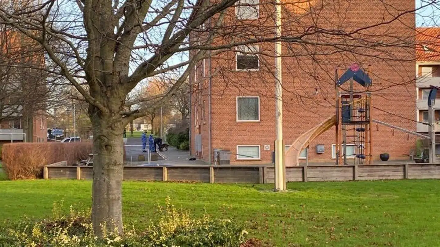 Det var i denne bygning, den nu afdøde 28-årige kvinde boede sammen med sine to små børn på fire og seks år.