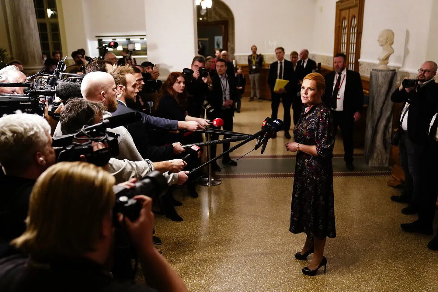 Inger Støjberg taler med pressen efter hun er blevet stemt ikke værdig til at sidde i Folketinget tirsdag den 21. december 2021.. Det har et stort flertal i Folketinget tirsdag eftermiddag stemt for og besluttet, efter at den tidligere udlændinge- og integrationsminister i sidste uge blev dømt i Rigsretten.
