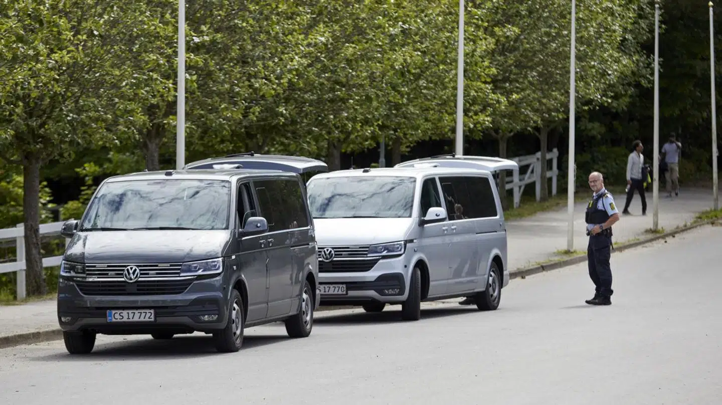 Politiet var til stede ved Observatorievej ved Travbanen i Aarhus, torsdag den 23. juli 2020. Dagen efter, at den 25-årige blev skud på stedet.