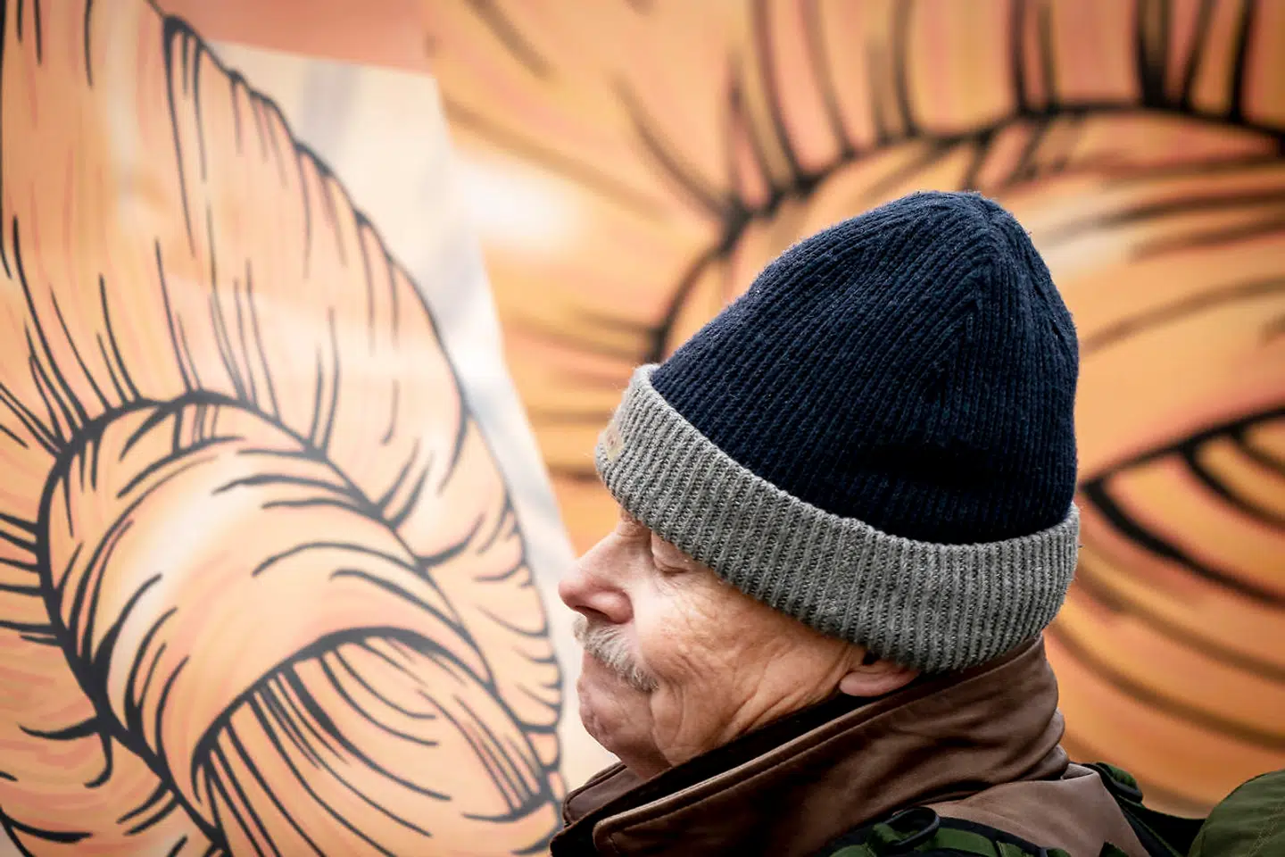 Inger Støjbergs frisure og genkendelige røde knold ses her brugt på banner foran Rigsretten, hvor politikeren blev idømt 60 dages ubetinget fængsel.