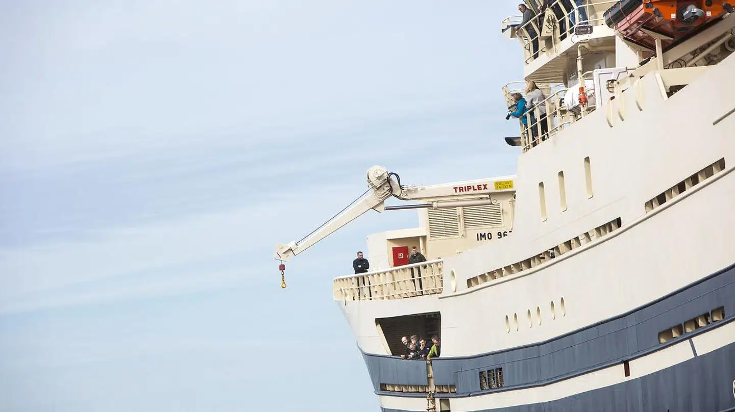 Gitte Henning var med sine 86, 3 meter lange og 17, 6 meter brede skrog et kæmpe skib. Vægten lod på 2200 tons.