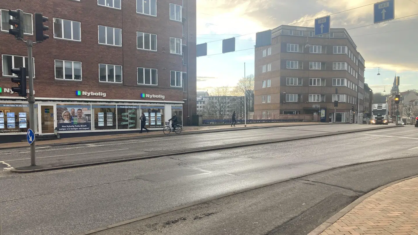 Der er ikke meget morgentrafik på den ellers trafikerede Vesterbro i Aalborg.