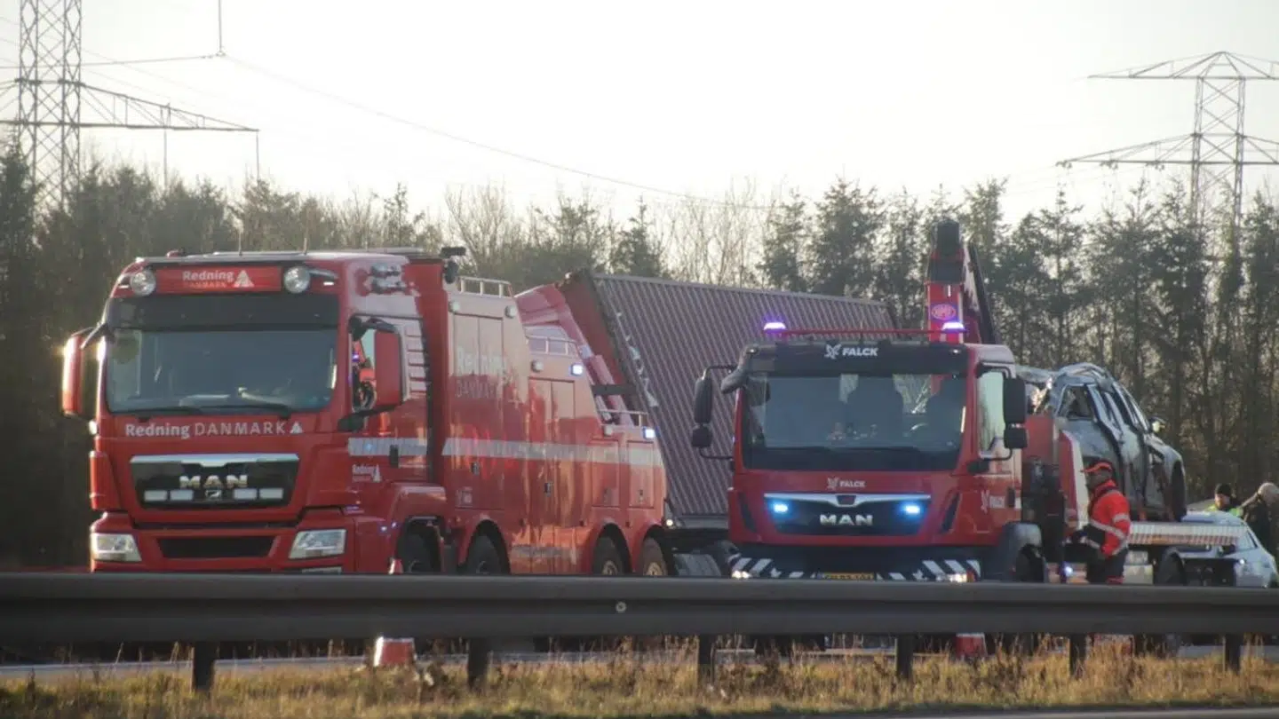 Lastbilen, der var involveret i uheldet, måtte bjærges, da den væltede.