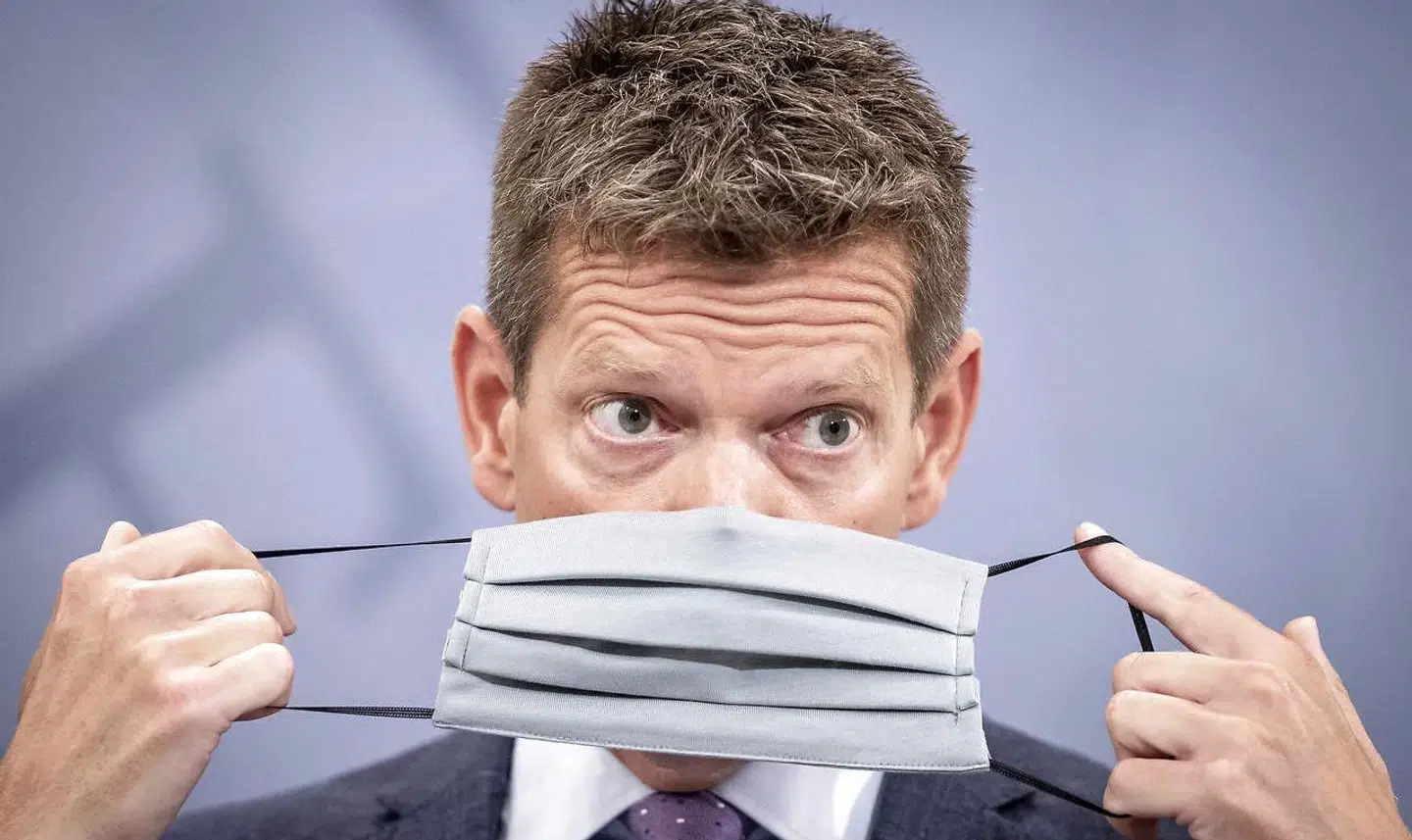 Sundhedsstyrelsens direktør Søren Brostrøm demonstrerer hvordan, man tager mundbind på under pressemøde om covid-19 i Statsministeriet i København, lørdag den 15. august 2020.. (Foto: Mads Claus Rasmussen/Ritzau Scanpix)