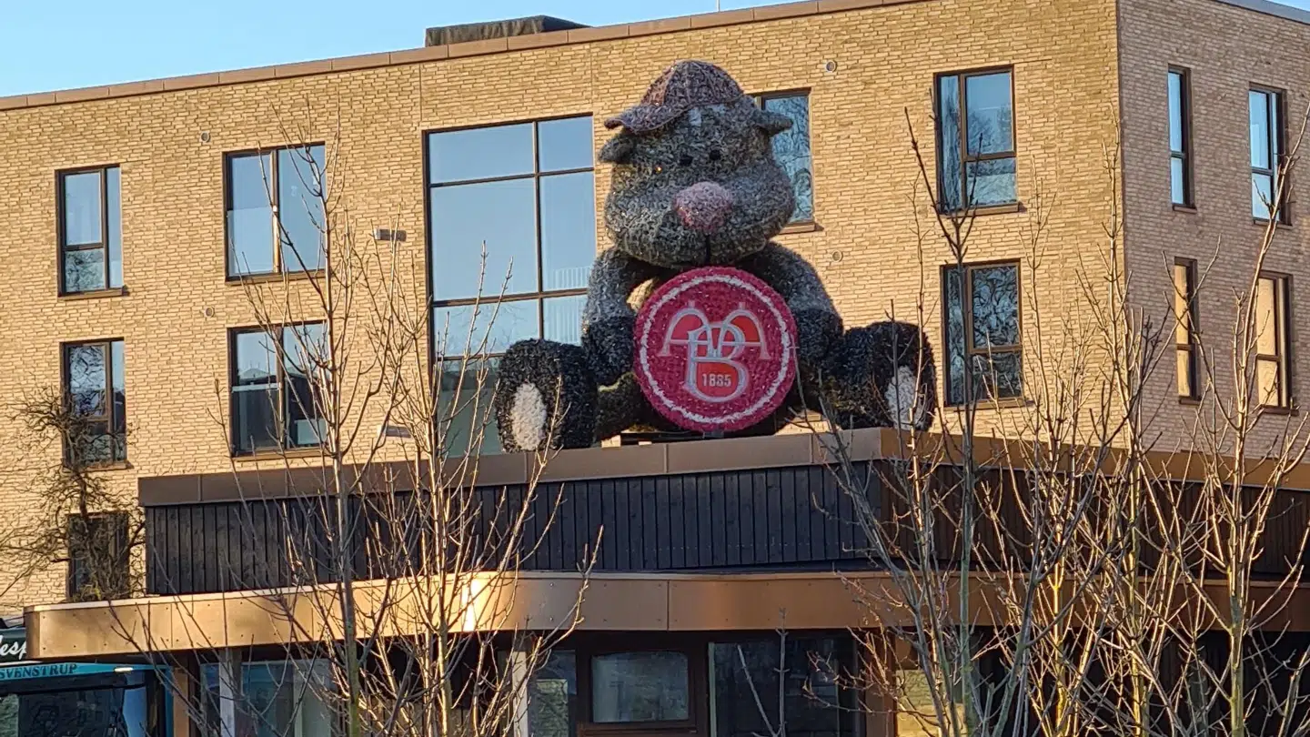 AaB-bamsen sidder nu på taget af den kommende Café Tornhøj i Aalborg Øst.
