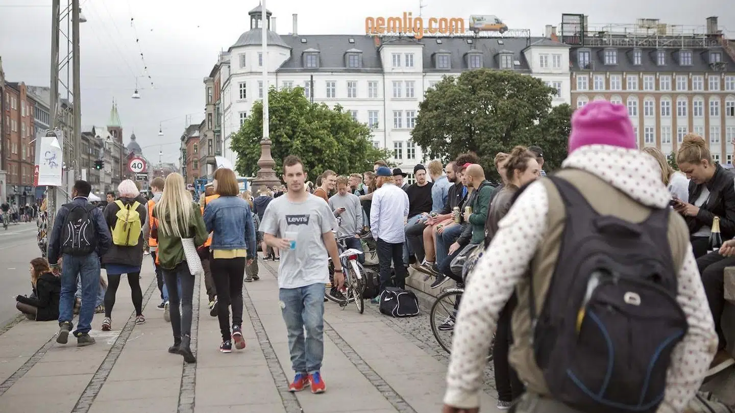 Arkivfoto af gadefesten Distortion på Nørrebro, hvor folk så småt er ved at ankomme og nyder en øl på Dronning Louises Bro.