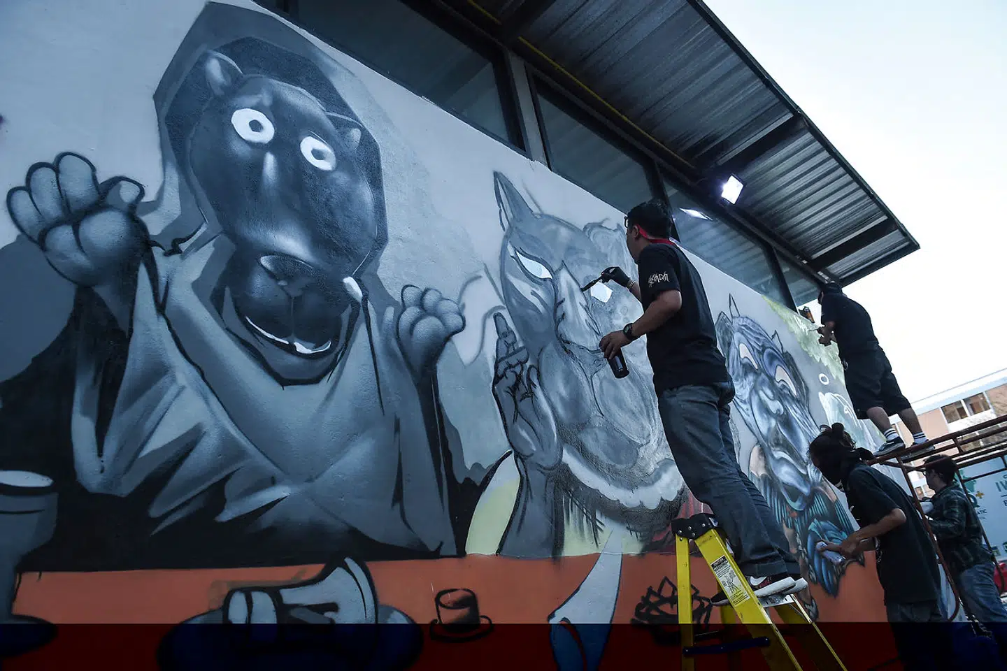 Graffitikunstnere i Thailand har brugt dyrene, som Premchai Karnasutas jagtlejr har nedlagt, som moriver.