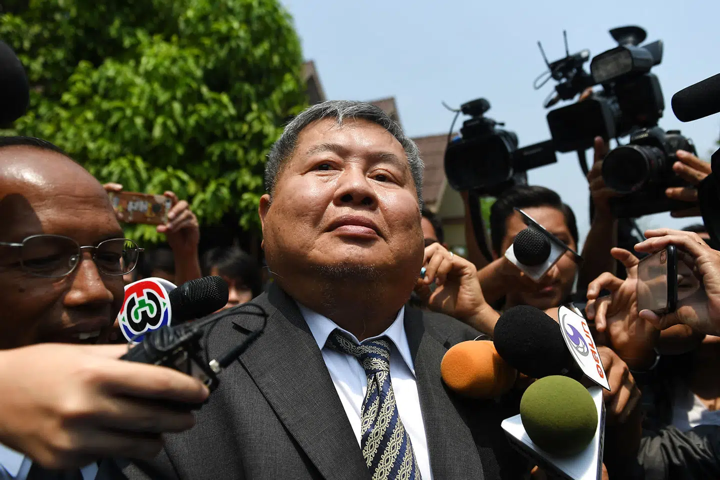 Premchai Karnasuta forlader retten efter at have hørt den første dom, ved provinsretten i Kanchanaburi.