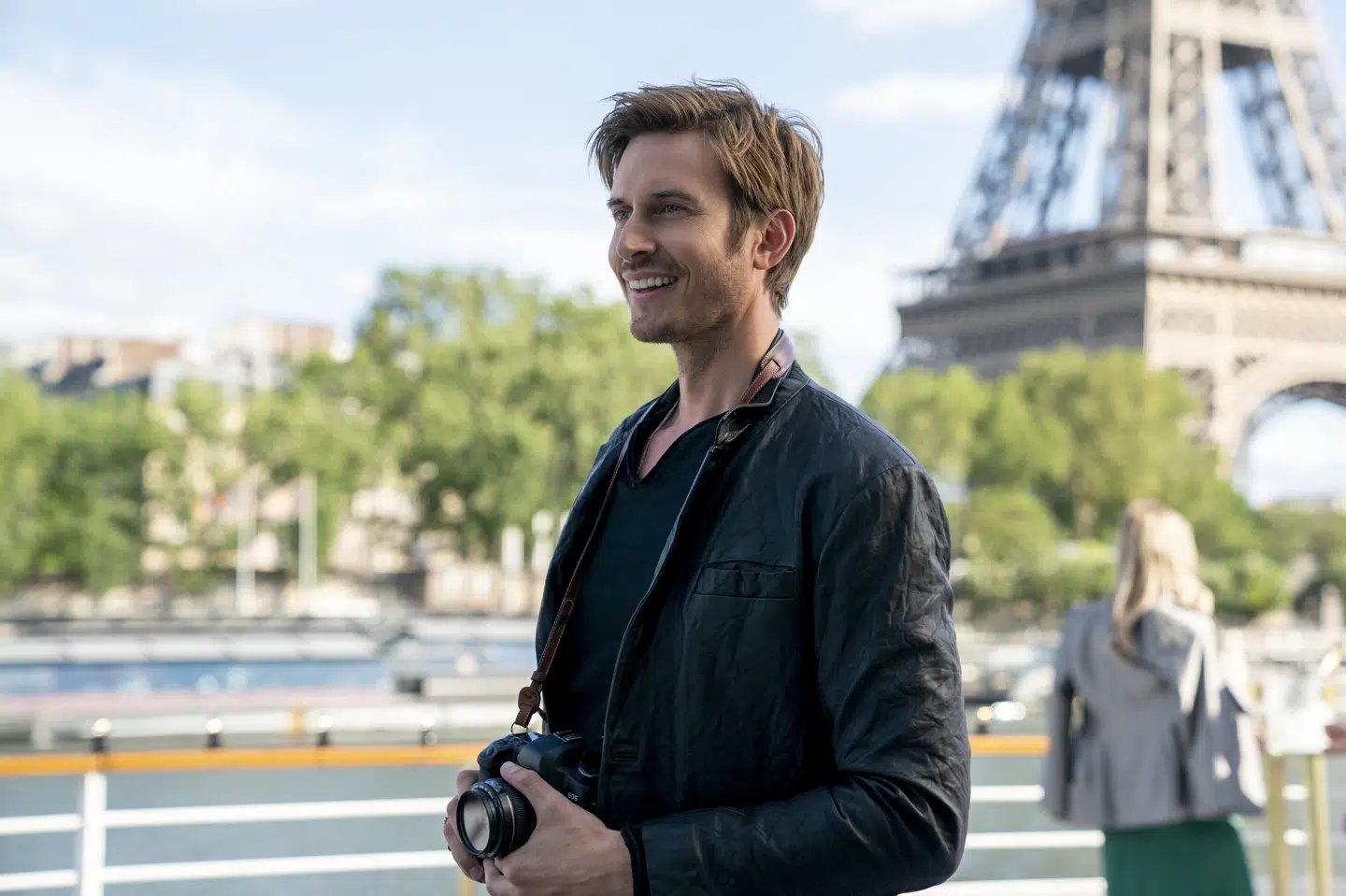 Søren Bregendal har kunnet mærke de ekstra produktionsressourcer, der følger med i en stor Netflix-produktion sammenlignet med, hvad han tidligere har været vant til. - Bare det at skyde i Paris, som er en enormt travl by, hvor vi fik linet den ene scene op efter den anden, kræver ressourcer. Der mærkede jeg, at jeg var i et lag med nogle helt andre økonomiske kræfter. At sidde på Seinen med Eiffeltårnet i baggrunden og at filme ved andre historisk markante steder var bare helt fantastisk. Netflix/Emily in Paris sæson 2/Still/Free