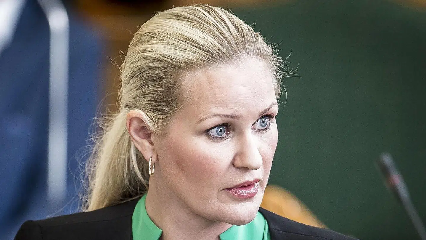 Konservatives Britt Bager siger »hun tager ansvar,« når hun nu netop har sikret en aftale, som på adskillige områder giver kriminelle strafrabat og andre lempelser. Det forsvor hun ellers i september måned.