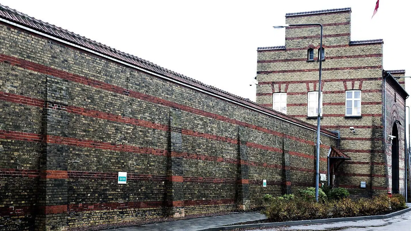 Nu kommer an række kriminelle hurtigere ud af fængslet. Der er ikke plads i danske fængsler. Det sker med accept fra Konservative, som eller for få måneder siden sagde at »det aldrig må ske«.