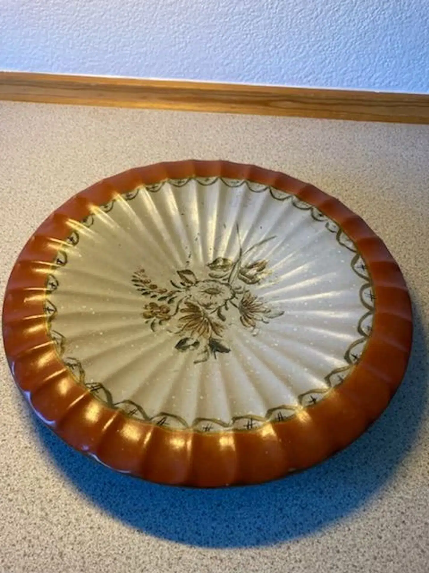 Her ser man det lerfad, som Lone og Knud fik til deres bryllup.