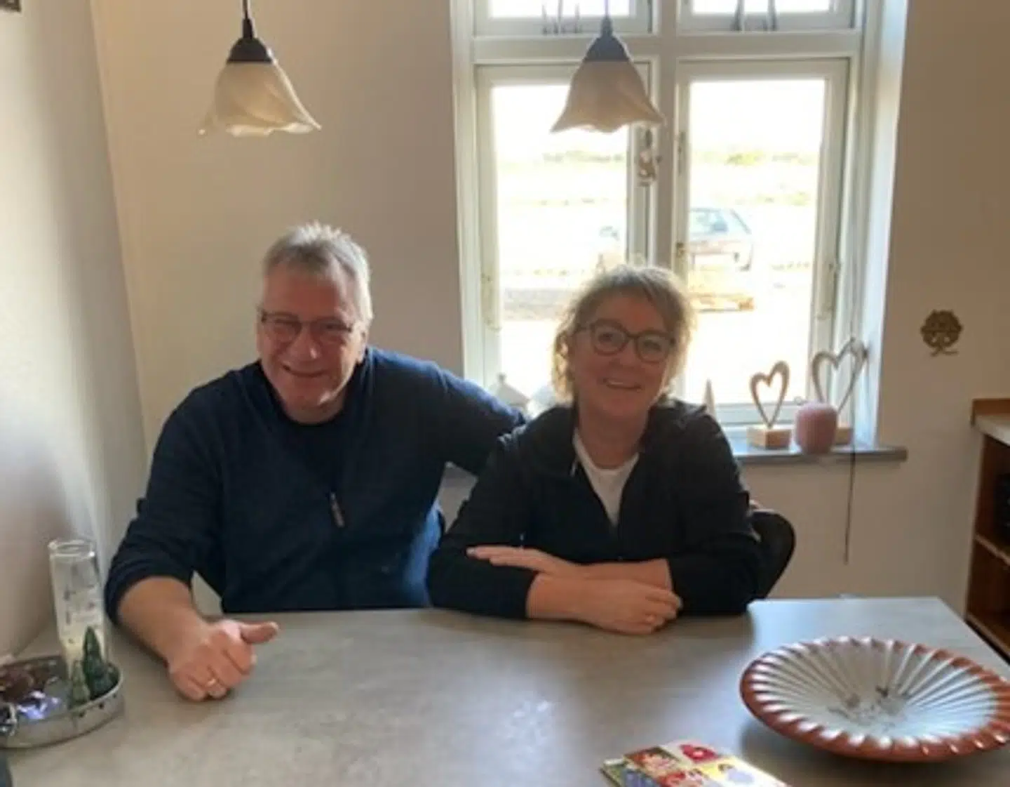 Lone og Knud, der har et ukendt vennepar, som år efter år ønsker dem glædelig jul