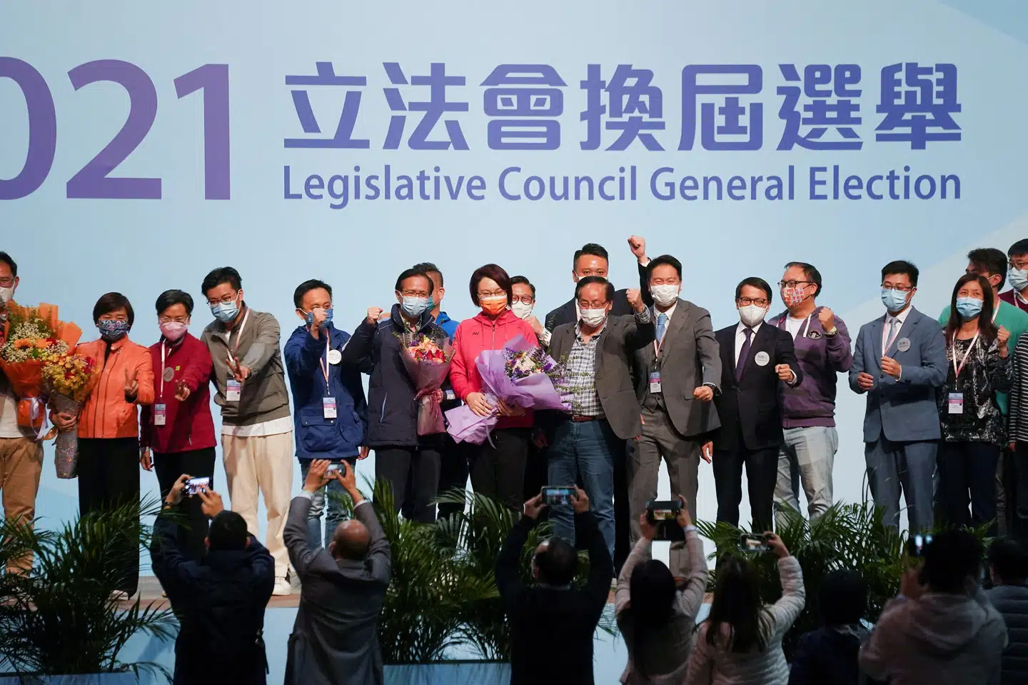 Kina-loyale kandidater fejrer sejr ved søndagens valg i Hongkong. I midten af billedet ses Starry Lee, der er leder af Hongkongs største Kina-venlige parti, Demokratisk Alliance for Gavn og Fremskridt for Hongkong. Lam Yik/Reuters