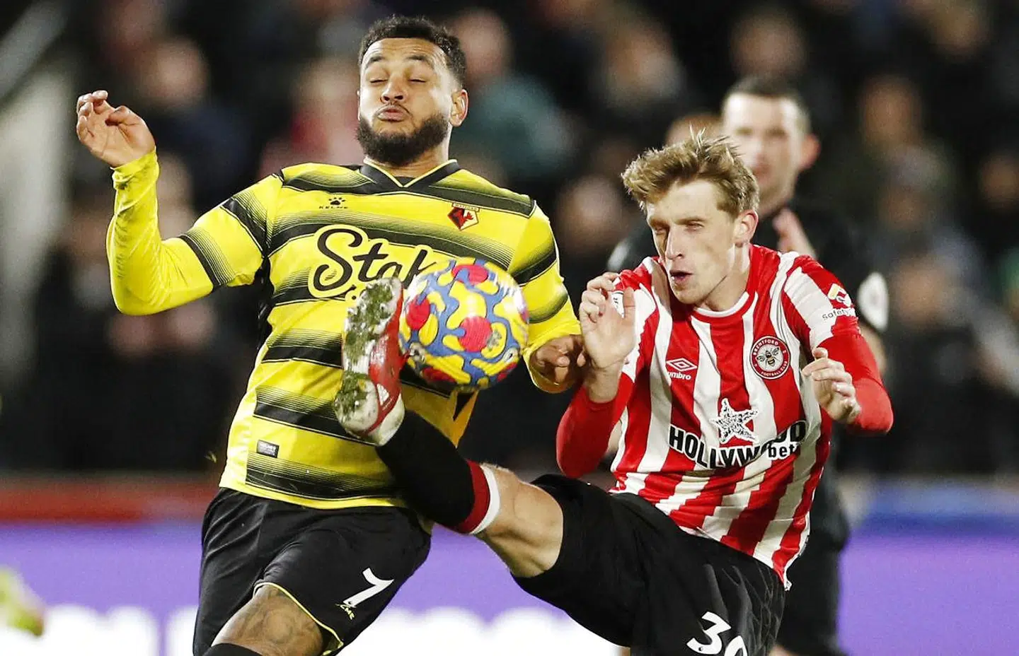 Mads Roerslev (th.) i aktion for Brentford FC