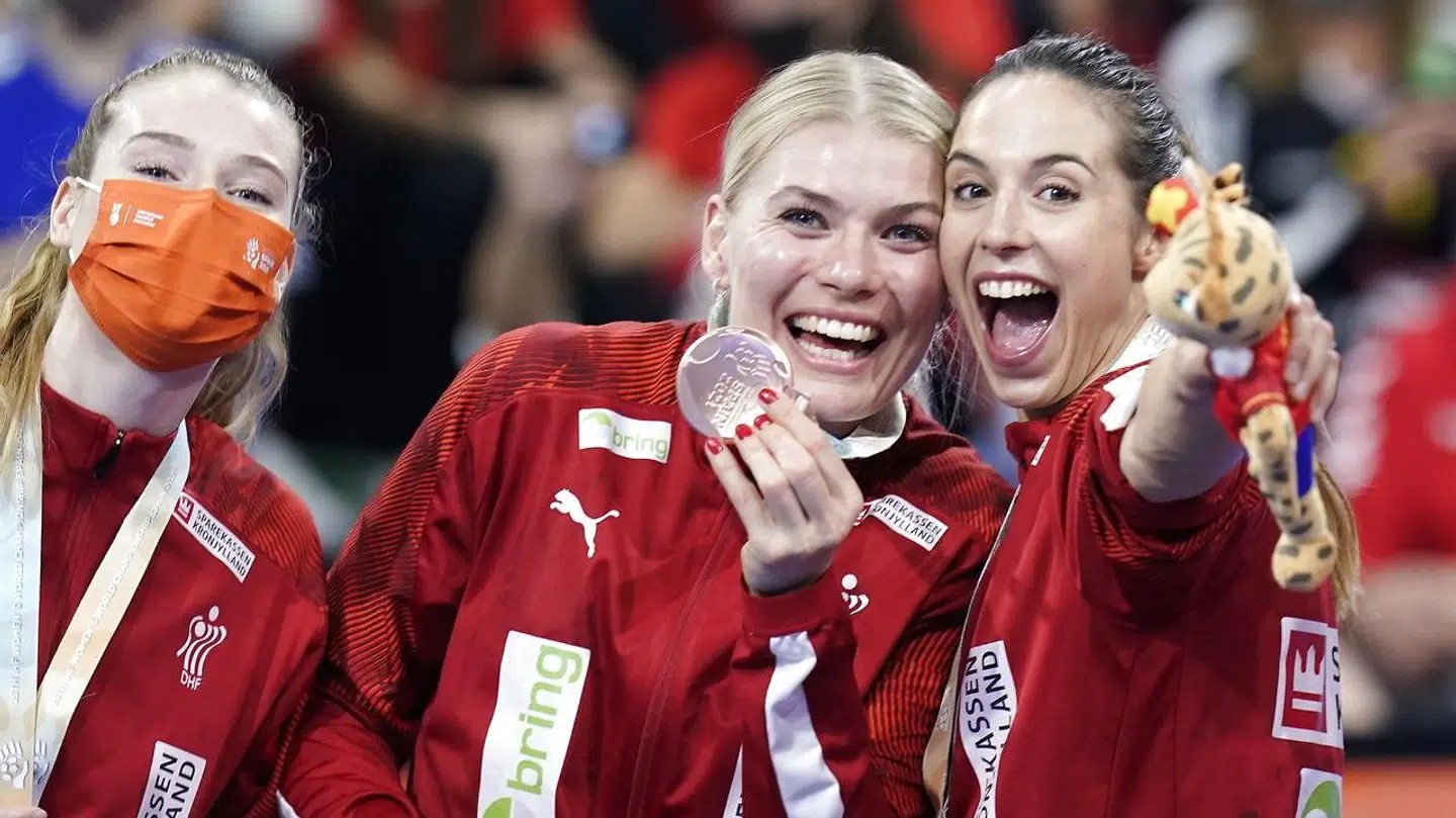 På trods af fejlen fra IHF-præsidenten så var det en flok glade danskere, der tog imod bronzemedaljen.