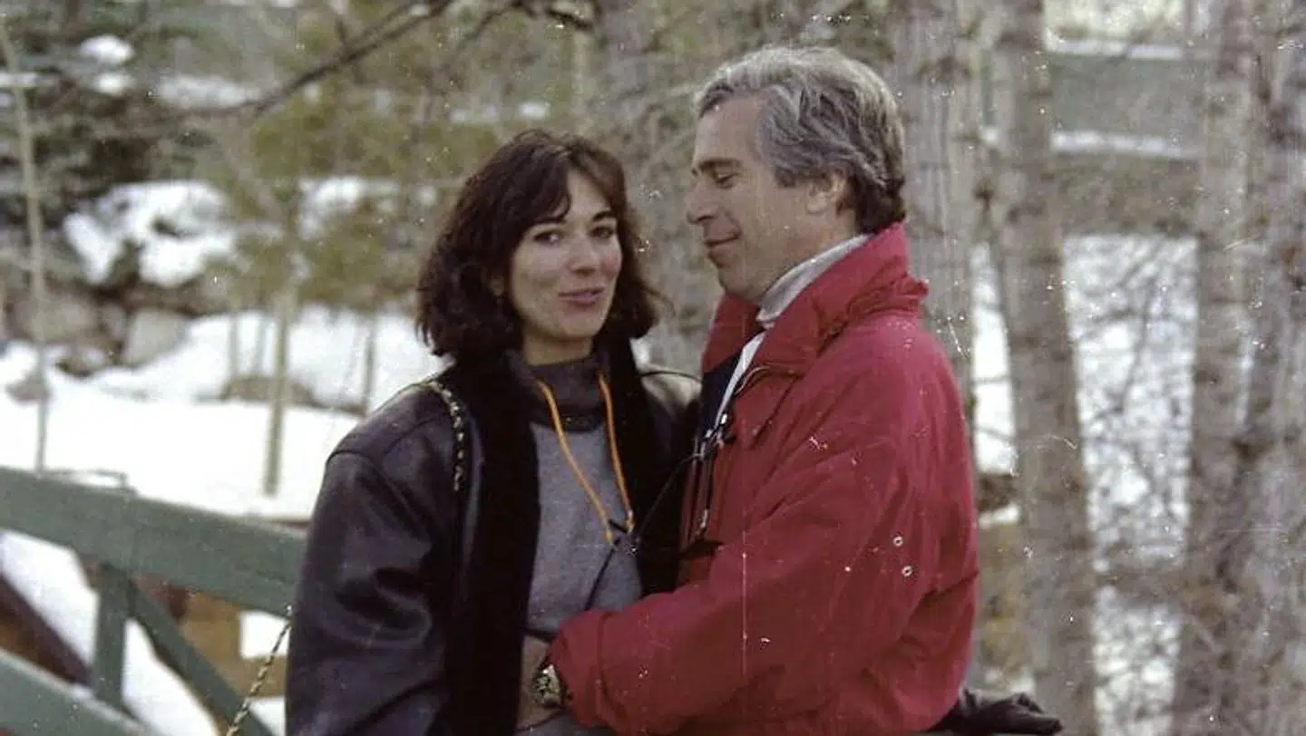 Flere billeder af Jeffrey Epstein og Ghislaine Maxwell er blevet fremvist i retten.