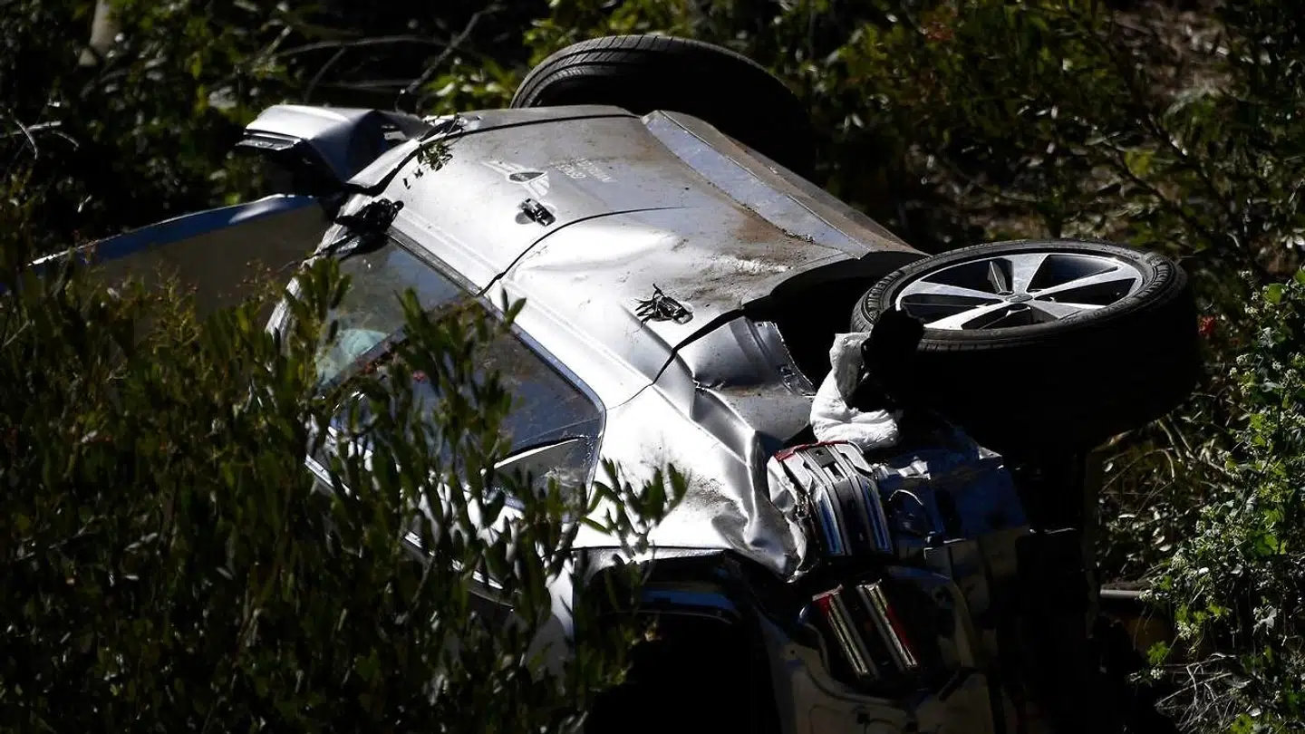 Sådan lå Tiger Woods' bil ti meter fra vejen 23. februar. Eksperter mener, at han kørte 140 kilometer i timen, da ulykken skete.