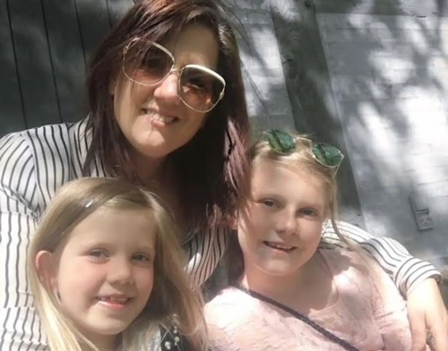 Maja sammen med sine to døtre, Luna og Melia.
